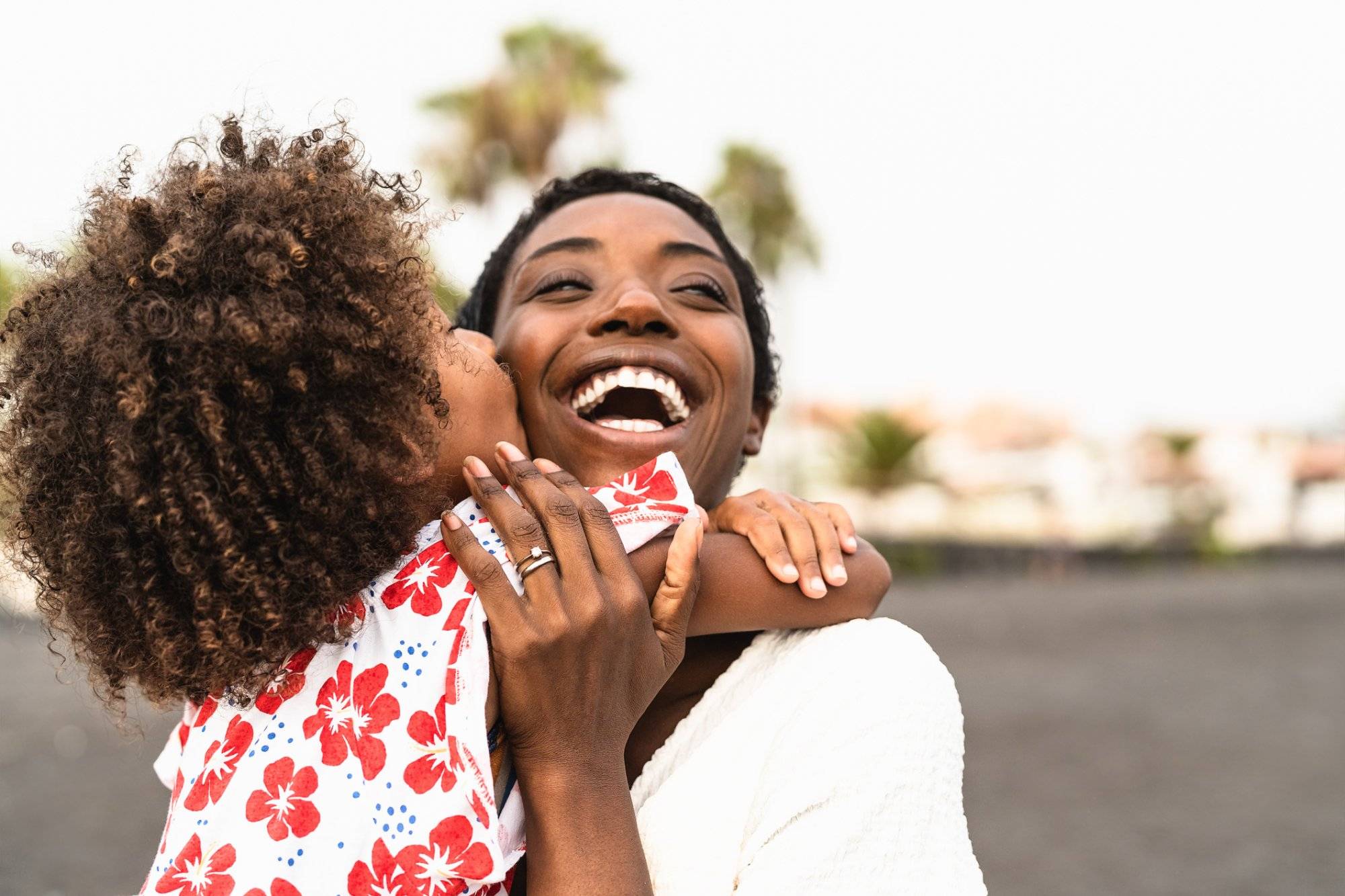 Happy African family on the beach during summer holidays – Afro American people having fun on vacation time – Parents love unity and travel lifestyle concept Happy African family on the beach during summer holidays - Afro American people having fun on vacation time - Parents love unity and travel lifestyle concept